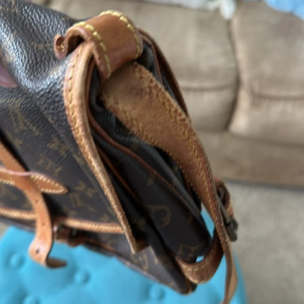 Louis Vuitton Saurmur Crossbody - Picture 14 of 16